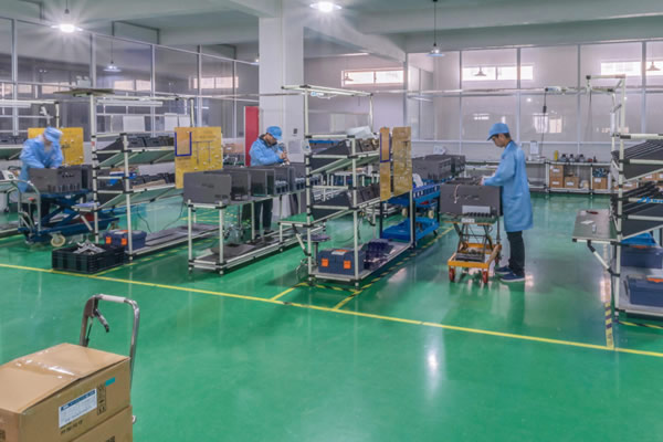 榴莲视频下载剪式手动平台车在车间搬运工作